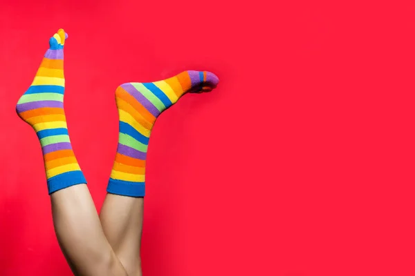 Jambes Chaussettes Drôles Sur Fond Rouge Vif — Photo