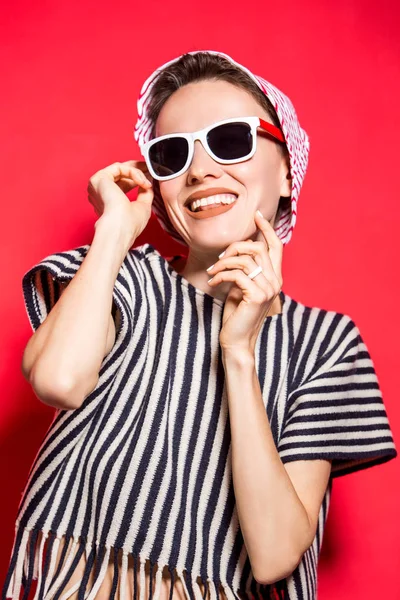 Счастливая Летняя Женщина Шляпе Солнечных Очках Ярком Красном Фоне — стоковое фото