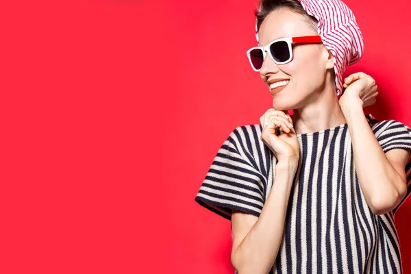 Close Retrato Uma Jovem Bonita Com Óculos Contra Fundo Vermelho — Fotografia de Stock