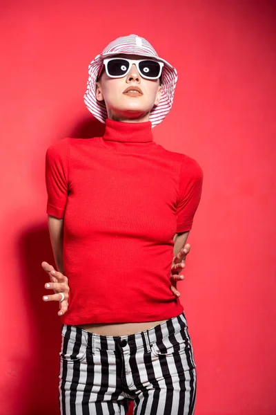 Hermosa Chica Gafas Sol Sombrero Sobre Fondo Rojo — Foto de Stock