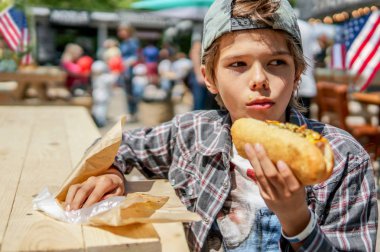 Hot dog bayrağı arka üzerinde ile bağımsızlık günü kutlama aile pikniği'çocuk barbekü yemek ızgara