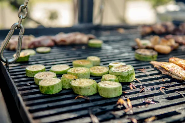 Viande Avec Légumes Grillades Sur Les Charbons Extérieur Pendant Les — Photo