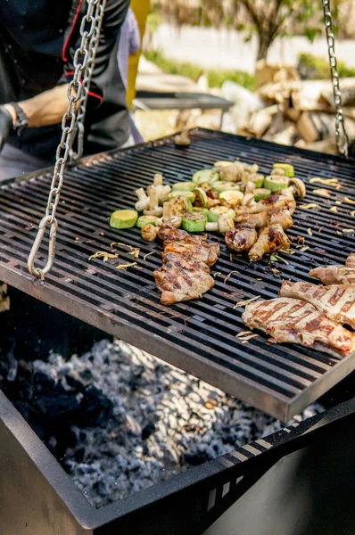 Viande Avec Légumes Grillades Sur Les Charbons Plein Air Pendant — Photo