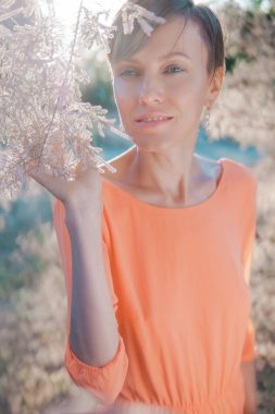 Süre yürüdüm park BEAUITFUL güneş ışığı ile gülümseyen kadın