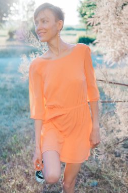 Süre yürüdüm park BEAUITFUL güneş ışığı ile gülümseyen kadın