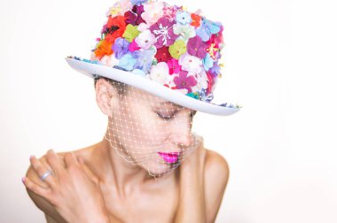 Gelin. Genç model mükemmel makyaj, Pembe dudakları ve Gelin aksesuarları, peçe yüz ve çiçek şapka ile moda. Yaratıcı moda gelin
