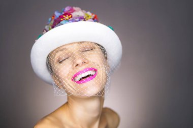 Gelin. Genç model mükemmel makyaj, Pembe dudakları ve Gelin aksesuarları, peçe yüz ve çiçek şapka ile moda. Yaratıcı moda gelin