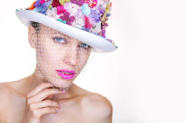 年轻的时装模特与完美的化妆 粉红色的嘴唇和新娘配件 脸上的面纱和花卉帽子 创意时尚新娘 — 图库照片