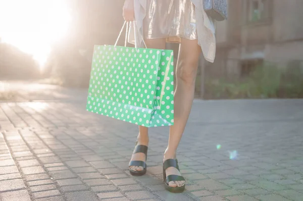 Después Del Concepto Del Día Compras Close Mujer Joven Llevando — Foto de Stock