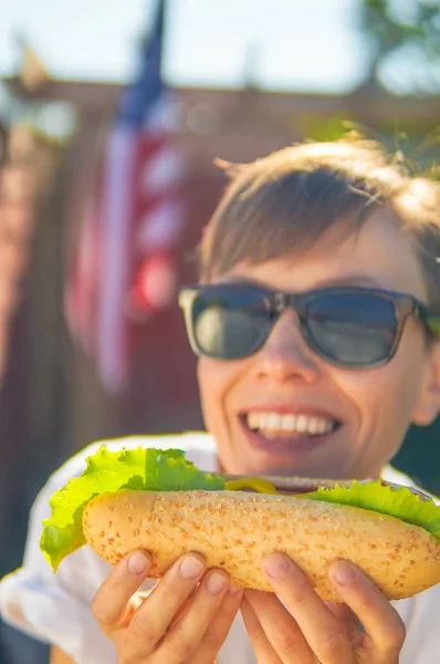 Woman Eating Classic American Hot Dog Outdoors American Flag Background — Stock Photo, Image