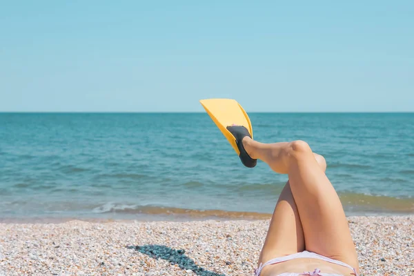 Mujer Acostada Playa Con Aletas Amarillas Vacaciones —  Fotos de Stock