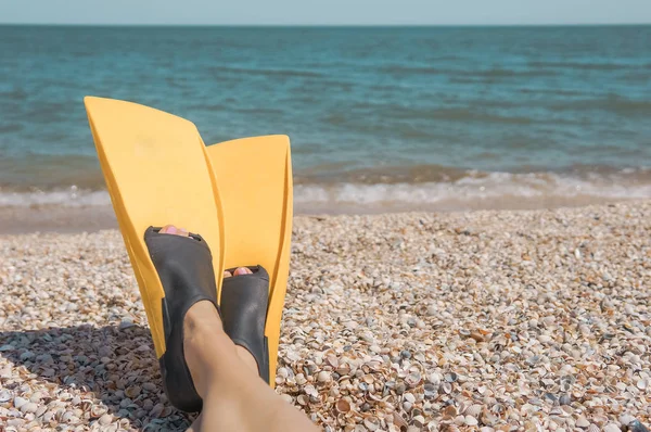 Patas Mujer Con Aletas Natación Una Playa Arena —  Fotos de Stock