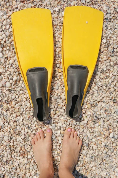 Γυναίκα Πόδια Βατραχοπέδιλα Κολυμπήσετε Μια Παραλία Άμμο Κάτοψη Θέα Από — Φωτογραφία Αρχείου