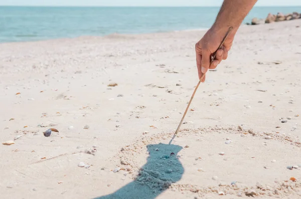 Hombre Dibujando Reloj Solar Una Playa —  Fotos de Stock