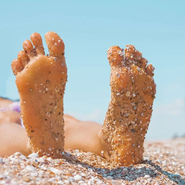 Γυναικεία Πόδια Ένα Χαλαρωτικό Αμμώδη Παραλία Απολαμβάνει Τις Καλοκαιρινές Διακοπές — Φωτογραφία Αρχείου