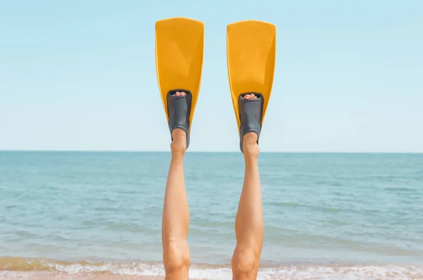 Patas Mujer Con Aletas Natación Una Playa Arena Imagen Divertida — Foto de Stock