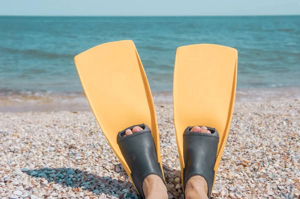 Γυναίκα Πόδια Βατραχοπέδιλα Κολυμπήσετε Μια Παραλία Άμμο — Φωτογραφία Αρχείου