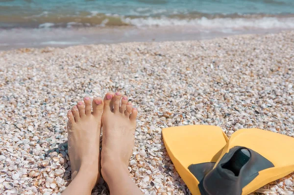 Donna Gambe Con Pinne Nuoto Una Spiaggia Sabbia — Foto Stock