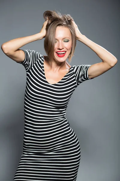 Divertida Mujer Feliz Con Rayas Vestido Sobre Fondo Gris — Foto de Stock
