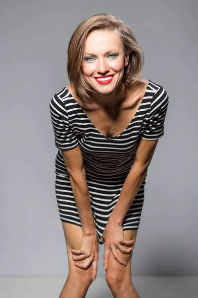 Çizgili Elbise Gri Arka Plan Üzerinde Komik Mutlu Kadın — Stok fotoğraf