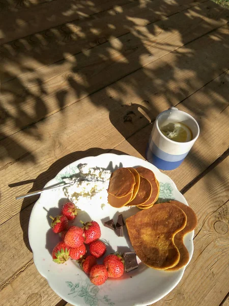 Assiette Dessert Avec Crêpes Fraises Yaourt Grec Sur Fond Bois — Photo