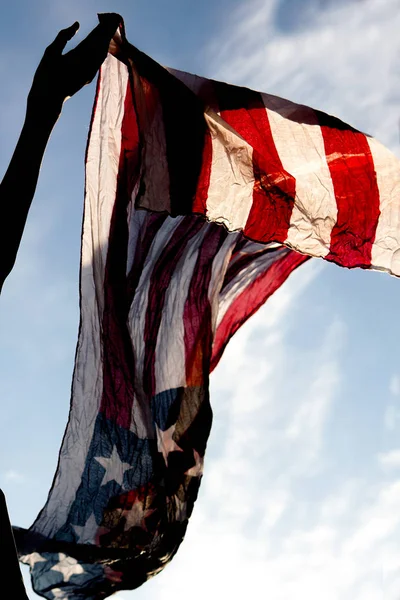 Гранд Американський Прапор Махає Руках Вітрі Над Заходом Сонця Небо — стокове фото