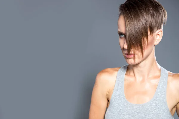 Mujer Con Pelo Corto Mirando Hacia Los Lados — Foto de Stock