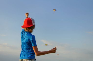 Doğada yaz çayır bir uçurtma ile mutlu bir çocuk çocuk