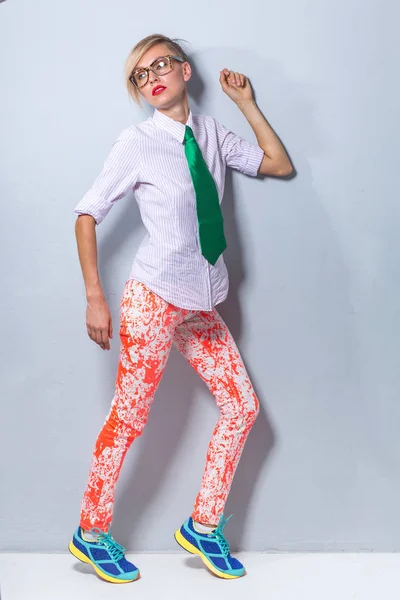 Mode Porträtt Snygg Blond Flicka Trendiga Kläder Bär Grön Slips — Stockfoto