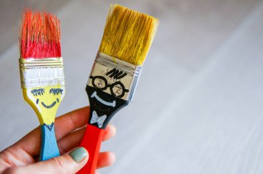 Gri arka plan üzerinde komik fırçalar arkadaşlar