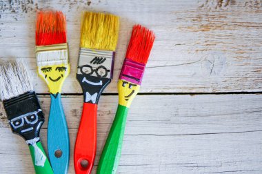 Çizgi film fırçalar yüzleri ve komik saç kesimi ve saç modeli ile