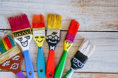 Çizgi film fırçalar yüzleri ve komik saç kesimi ve saç modeli ile