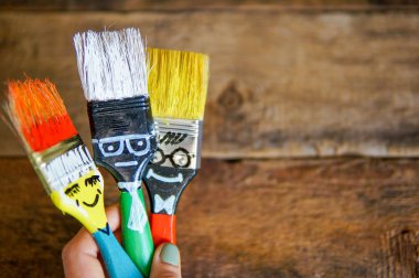 Komik üç arkadaş fırçalar ahşap arka plan üzerinde. En iyi arkadaşlar kavramı