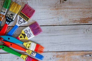 Çizgi film fırçalar yüzleri ve komik saç kesimi ve saç modeli ile