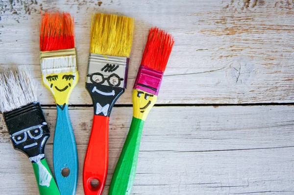 Çizgi film fırçalar yüzleri ve komik saç kesimi ve saç modeli ile