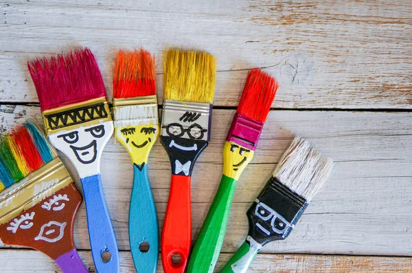 Çizgi film fırçalar yüzleri ve komik saç kesimi ve saç modeli ile