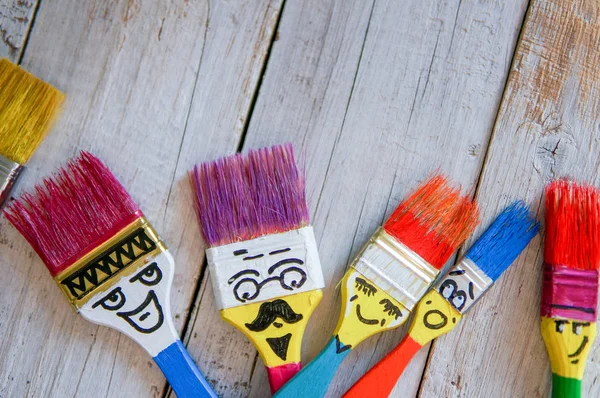 Çizgi film fırçalar yüzleri ve komik saç kesimi ve saç modeli ile