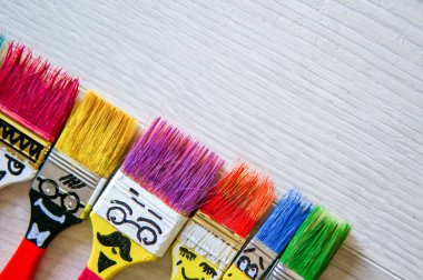 Yüzü olan komik fırçalar 