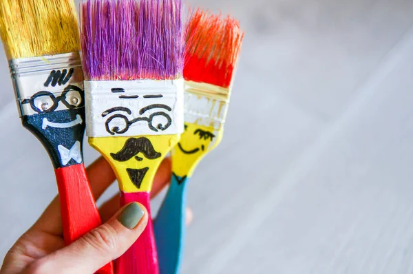 Yüzü olan komik fırçalar 