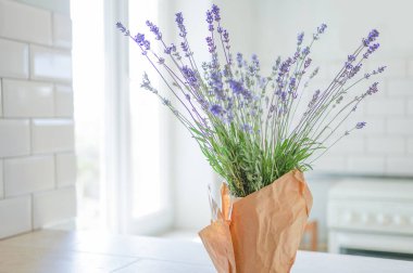 Lavanta çiçek önünde rahat mutfak iç. Çağdaş bir tarzda iç tasarım