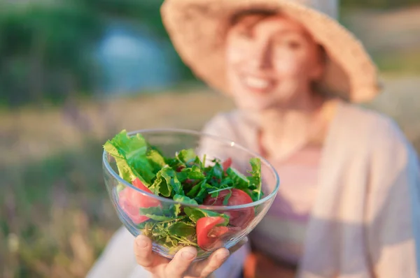 Salata Salata Bir Kase Odaklanmak Yemek Çekici Beyaz Gülümseyen Kadın — Stok fotoğraf
