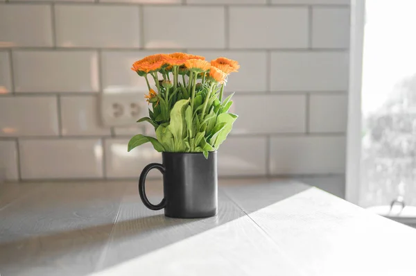 Gemütliches Kücheninterieur Mit Ringelblumen Orangefarbenen Blüten Vorne Weichen Tageslicht Zeitgenössisches — Stockfoto