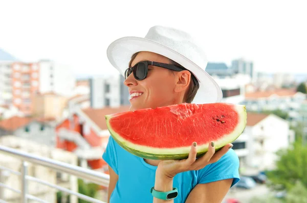 Portret Gelukkig Jonge Vrouw Houdt Segment Van Watermeloen Stad Achtergrond — Stockfoto