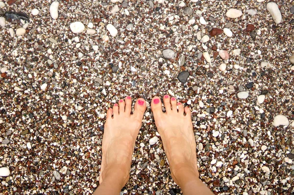 Γυναικεία Πόδια Κοντά Στη Θάλασσα Top View — Φωτογραφία Αρχείου