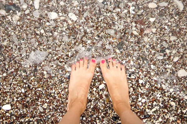 Γυναικεία Πόδια Κοντά Στη Θάλασσα Top View — Φωτογραφία Αρχείου