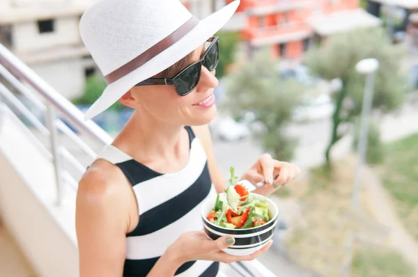 Restaurang Kvinna Äta Sallad Lyx Europa Resor Semester Hälsosam Livsstil — Stockfoto