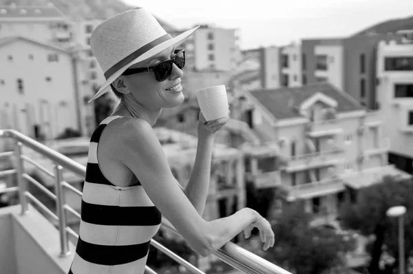 Lyckligt Leende Kvinna Dricker Kaffe Balkong Svarta Och Vita Modebild — Stockfoto