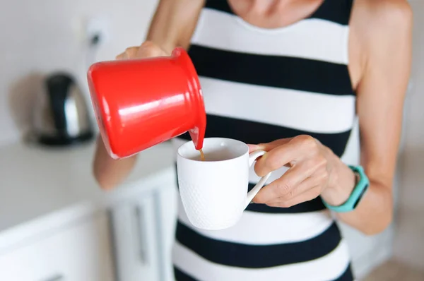 コーヒー コーヒー マグカップ 詳しくクローズ アップを注ぐ女性 — ストック写真