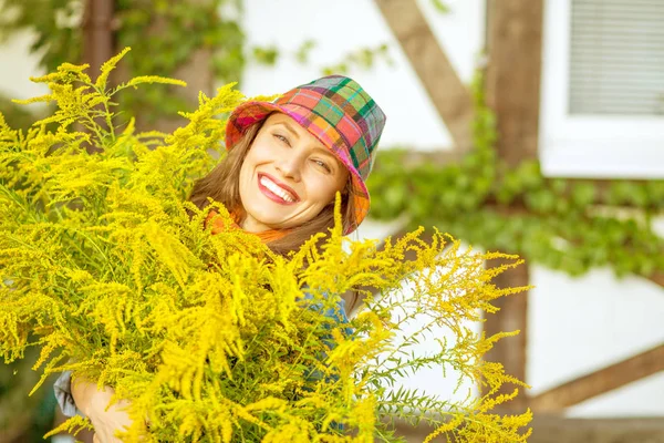 年轻的女人带着秋天的花朵 巨大的花束 假日时间 晴朗的秋天天 — 图库照片