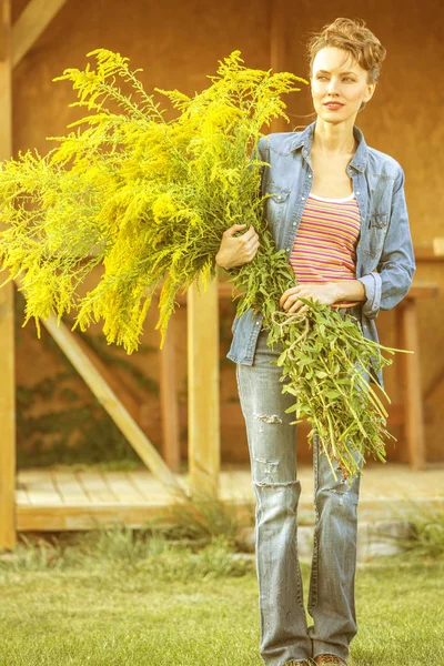 Junge Frau Mit Herbstblumen Riesigem Strauß Ferienzeit Sonniger Herbsttag — Stockfoto